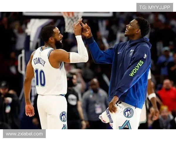 森林狼官方发布爱德华兹与姚明合照 称偷学背身技巧提升进攻实力 森林狼官方发布爱德华兹与姚明合照 称偷学背身技巧提升进攻实力